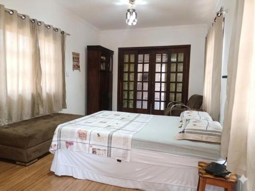 Giường trong phòng chung tại Espaço inteiro 2 quartos perto da rota gastronômica e praias