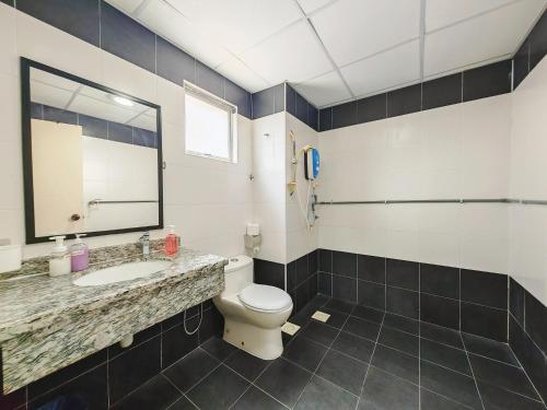 Koupelna v ubytování Desaru Black Beach Sky Mirror Resort