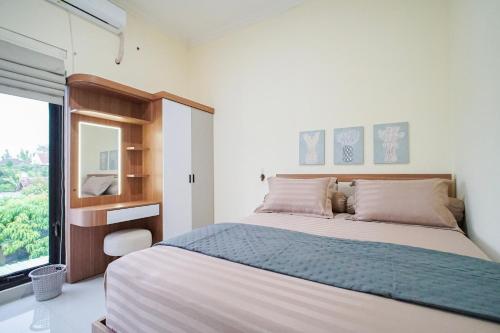 een slaapkamer met een groot bed en een raam bij Villa Aruna Kolam Renang Private in Godean