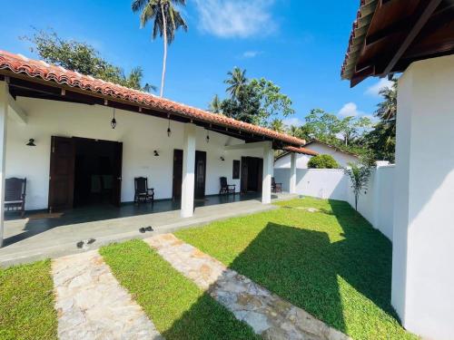 uitzicht op de achtertuin van een huis bij Legacy Weligama in Weligama