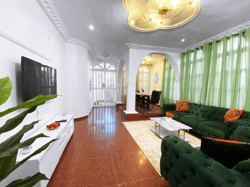 TV a/nebo společenská místnost v ubytování Very spacious furnished apartment