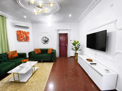 TV a/nebo společenská místnost v ubytování Very spacious furnished apartment