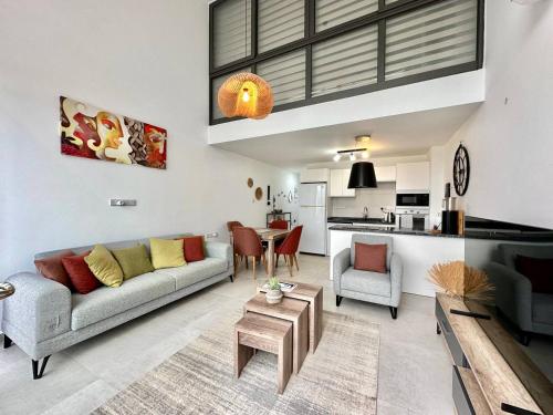 een woonkamer met een bank en een tafel bij Retreat, block B1, unit15 in Küçükerenköy
