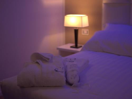 um quarto com uma cama com toalhas em Maga Mirì Relais Suite em Spinazzola