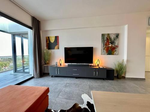 een woonkamer met een flatscreen-tv bij Retreat block A2, unit 6 in Küçükerenköy