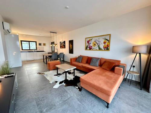 een woonkamer met een bank en een hond op de vloer bij Retreat block A2, unit 6 in Küçükerenköy