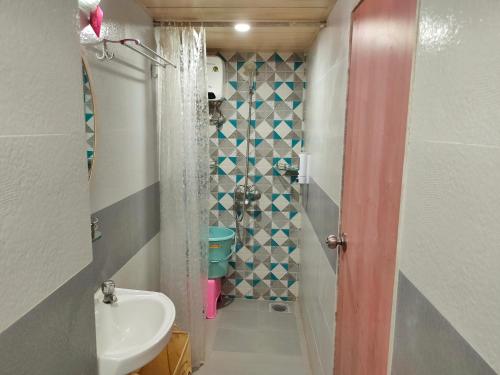 een kleine badkamer met toilet en wastafel bij Ebony Room - Comfortable Suite in Mumbai