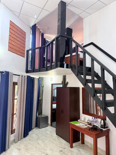 een woonkamer met een wenteltrap in een huis bij The Nature Park Villa in Sigiriya