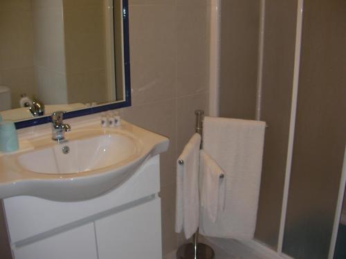 Bilik mandi di Reguengos Hotel