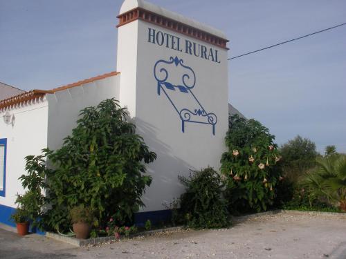 un edificio con un letrero que lee Hotel Rurilla en Reguengos Hotel en Reguengos de Monsaraz