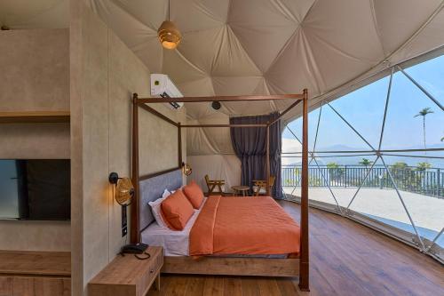 een slaapkamer met een hemelbed in een tent bij Astara Munnar in Munnar