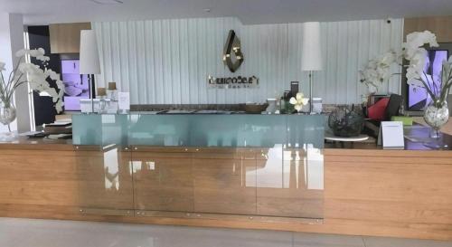 een lobby met een grote glazen toonbank in een winkel bij Chaisaeng Villa in Sing Buri