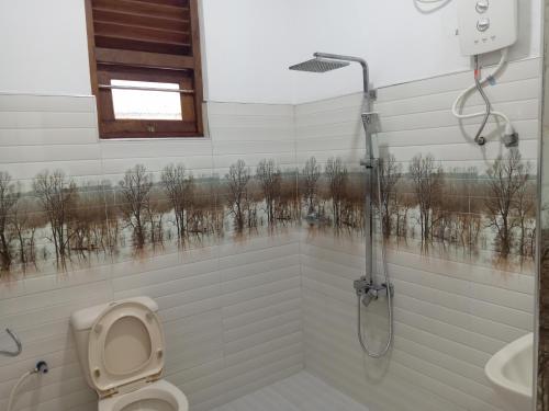 een badkamer met douche en toilet en een raam bij Southern Surf Villa in Wellawatta