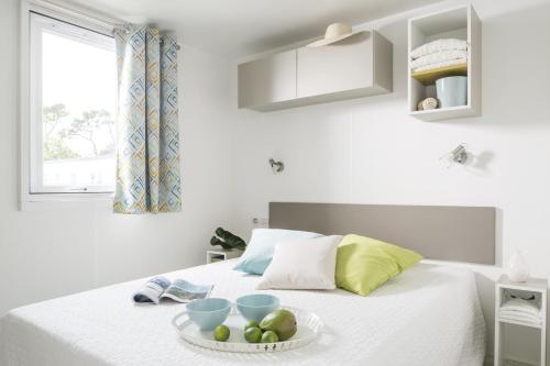 Postel nebo postele na pokoji v ubytování Camping Les Garennes