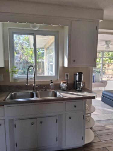 Køkken eller tekøkken på Coastal Vibes 3 Bedroom Home