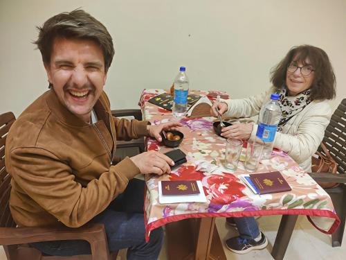 een man en een vrouw zitten aan een tafel bij HOTEL TOURIST REST HOUSE Agra in Agra