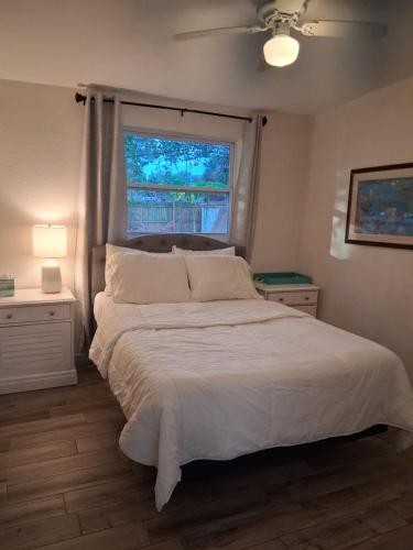 En eller flere senge i et værelse på Coastal Vibes 3 Bedroom Home