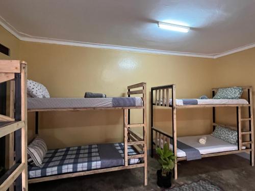 En eller flere senge i et værelse på Muvule Entebbe Guesthouse