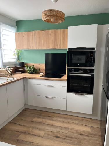 Virtuvė arba virtuvėlė apgyvendinimo įstaigoje Bright apartment