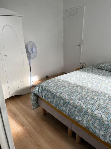 Lova arba lovos apgyvendinimo įstaigoje Bright apartment