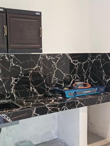 a black and white marble counter top in a kitchen at Pradeepa Villa in Weligama