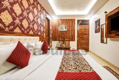 een hotelkamer met een bed met rode kussens bij Hotel Fabulous - Delhi International Airport in New Delhi