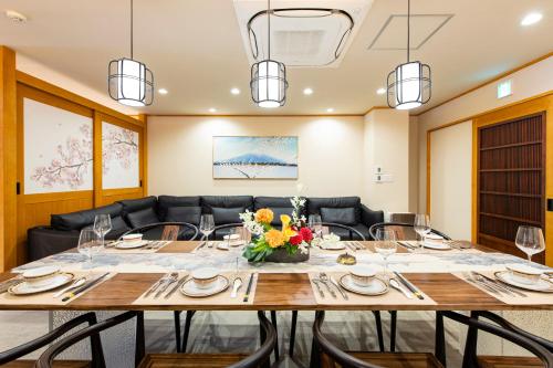 ein großes Esszimmer mit einem Tisch und Stühlen in der Unterkunft YOKOHAMA STAY PREMIER in Yokohama