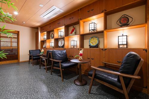 ein Wartezimmer mit Ledersesseln und einem Tisch in der Unterkunft YOKOHAMA STAY PREMIER in Yokohama