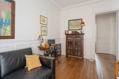 Bright apt with balcony in the heart of Paris