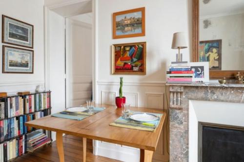 Bright apt with balcony in the heart of Paris