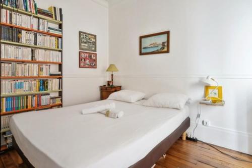 Bright apt with balcony in the heart of Paris