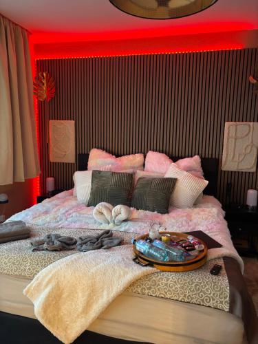 ein großes Bett mit einem Tablett mit Essen darauf in der Unterkunft SMART Home mitten im Wald in Neustadt am Rübenberge