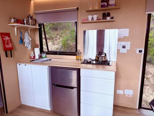 Køkken eller tekøkken på Wattle Grove Hideaway by Tiny Away