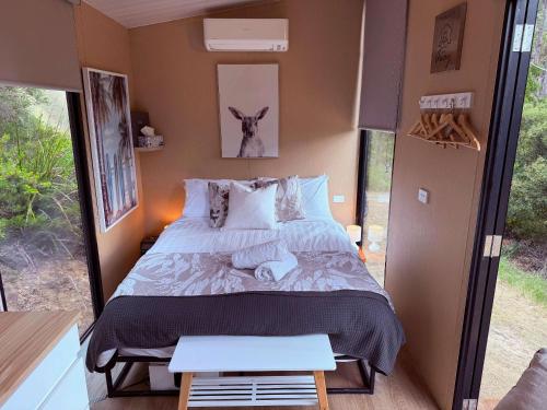 En eller flere senge i et værelse på Wattle Grove Hideaway by Tiny Away