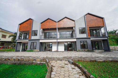 een groot gebouw met een binnenplaats ervoor bij Naava Village in Tagalbato