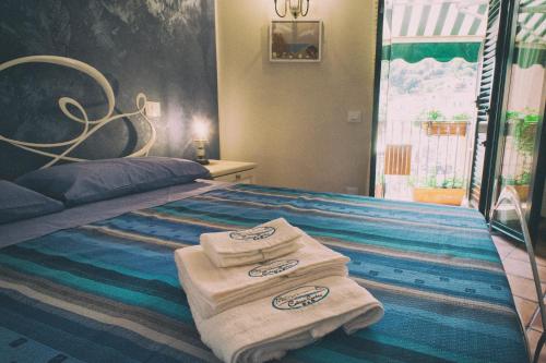 a bedroom with two towels on a bed at CETARA - ALBERGO DIFFUSO in Cetara