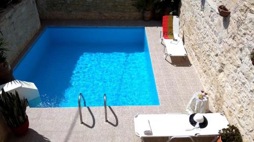 an overhead view of a swimming pool with blue water at Villa Maris in Melissourgákion