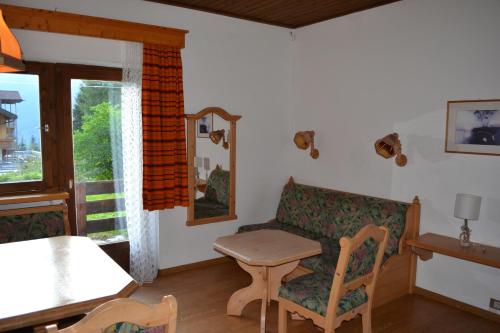sala de estar con sofá y mesa en Apartment Antholzersee, en Anterselva di Mezzo