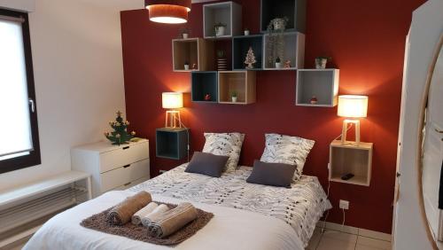 ein Schlafzimmer mit einem Bett und zwei Kissen darauf in der Unterkunft La petite tuilerie d Eguisheim in Eguisheim