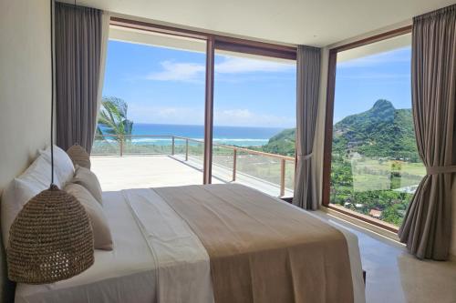 ein Schlafzimmer mit Bett und Meerblick in der Unterkunft SABA Lombok in Selong Belanak
