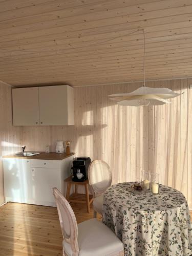 ein Esszimmer mit Tisch und eine Küche in der Unterkunft Kulautuva Park Apartments in Kulautuva