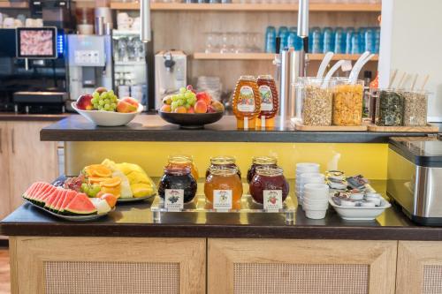 - un buffet composé de fruits et d'autres aliments sur un comptoir dans l'établissement Hotel Haus am Meer, à Graal-Müritz