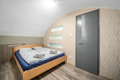 ブダペストにあるAkacfa 2 bedroom center apartmentの小さなベッドルーム(ベッド1台、ドア付)