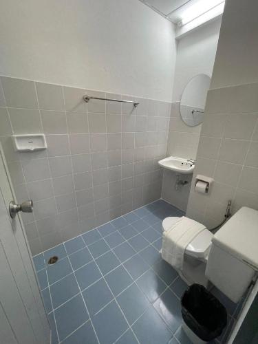 a bathroom with a toilet and a sink at SLEEPLESS ROOM Phitsanulok in Sathani Phitsanulok