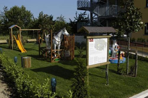 un parque infantil con 2 caballos en Hotel Lemi, en Benevento