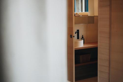 une salle de bains avec un lavabo et un miroir dans l'établissement Zalbander Chalets, à Silbertal