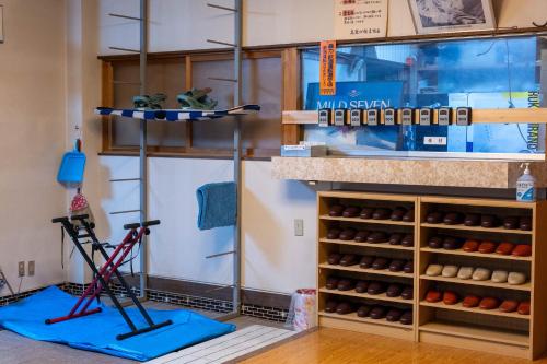 een winkel met een heleboel donuts in een kamer bij Bar&Lodge Duck in Gujo