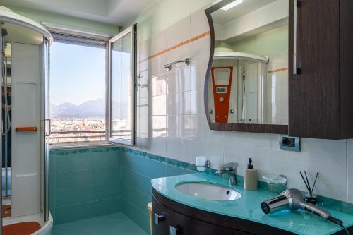 Et badeværelse på 1 Min to Center Apartment with Panoramic View