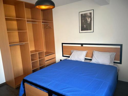 una camera da letto con un letto con un piumone blu di Nos Cantin 1 double Bedroom a Mindelo