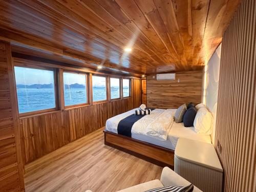 纳闽巴霍Phinisi Shared Boat Komodo的木船卧室